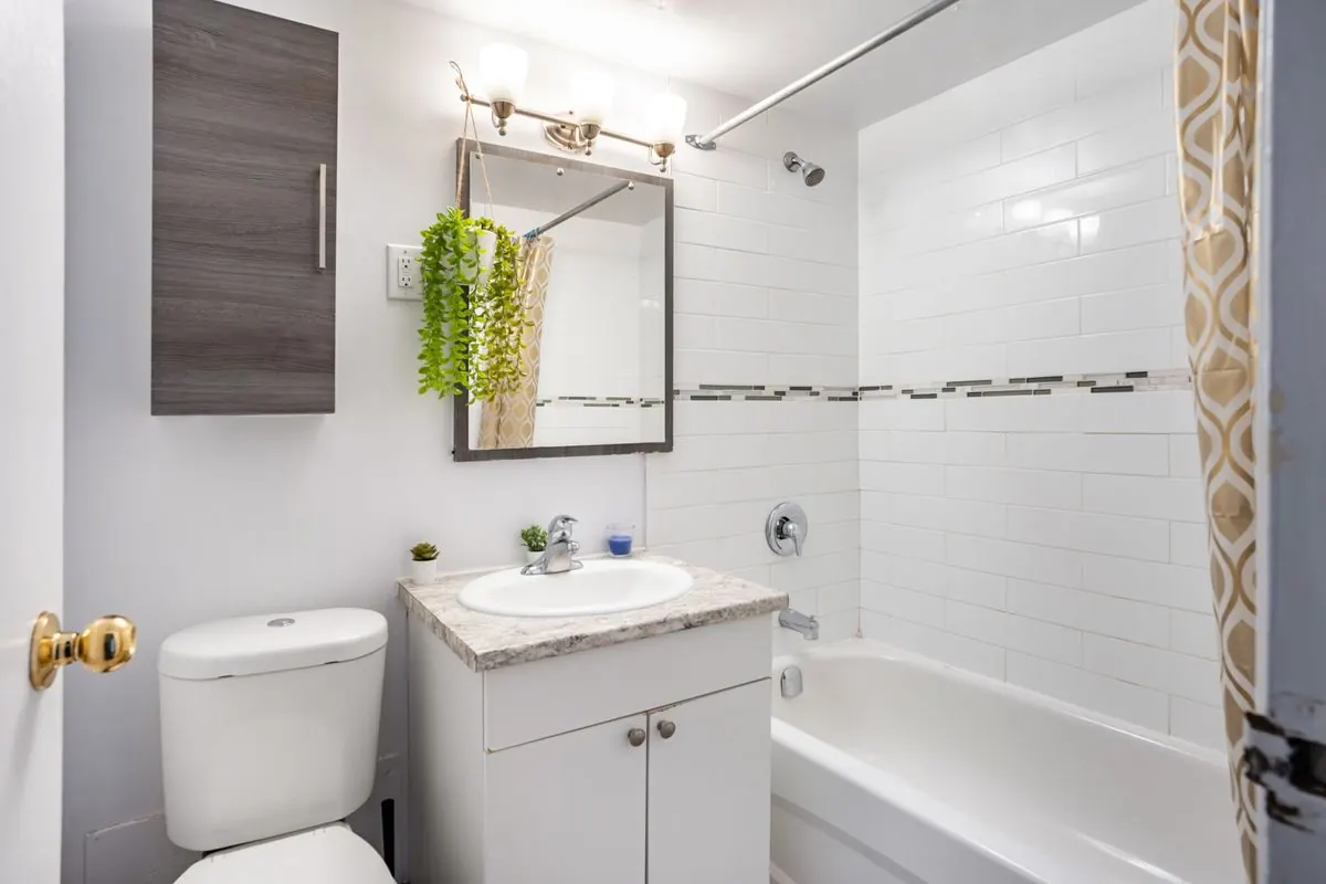 A suite bathroom