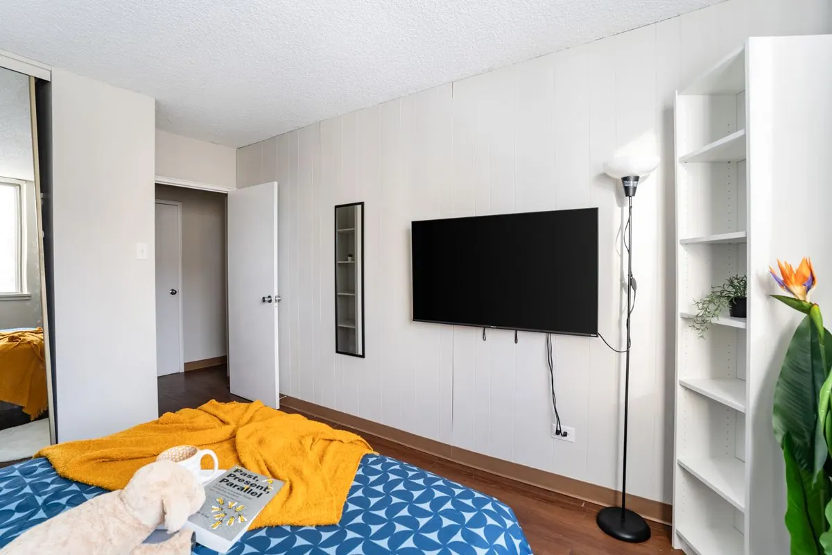 Deluxe room at Garneau Towers